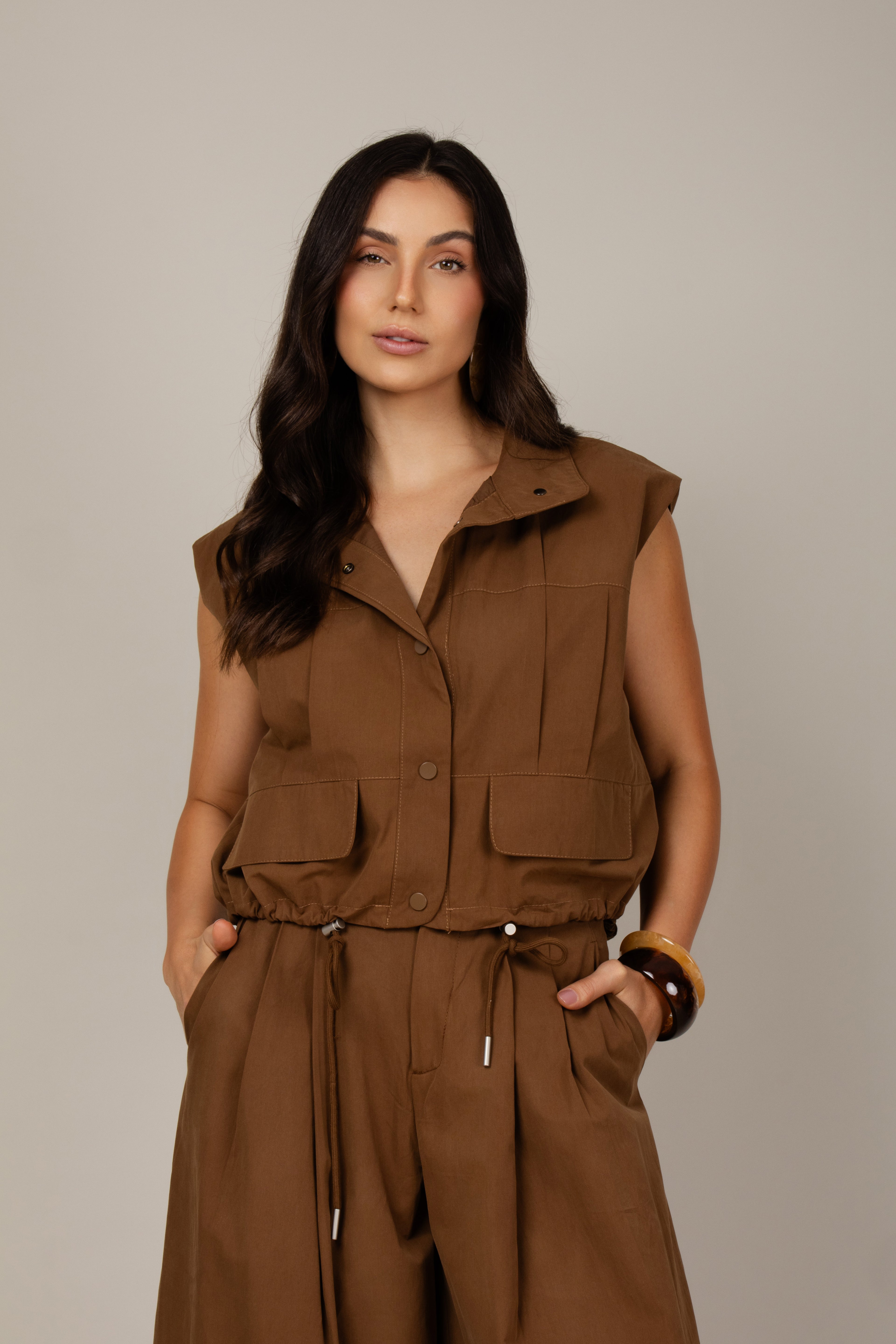 Colete estilo cargo em sarja