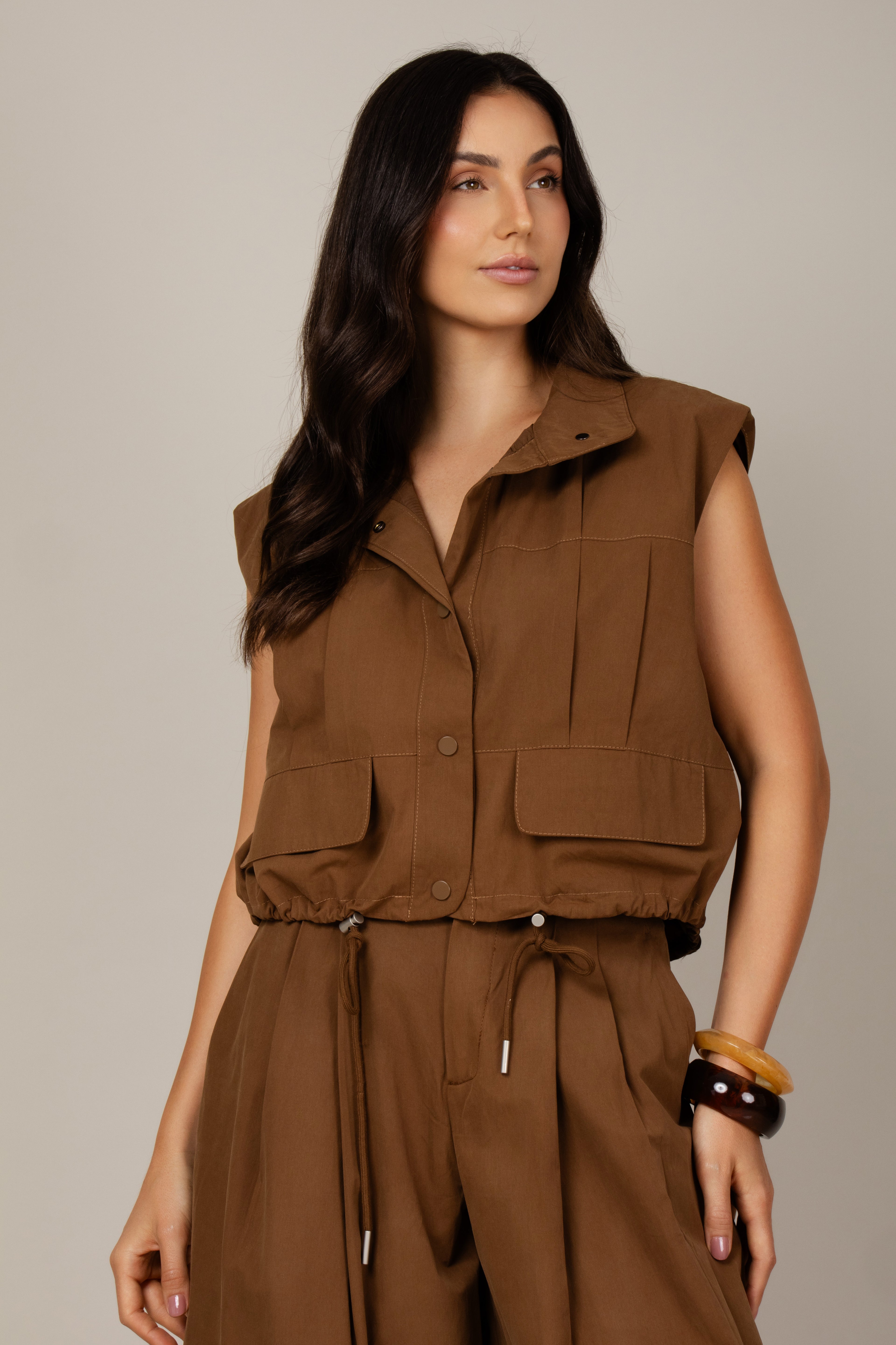 Colete estilo cargo em sarja