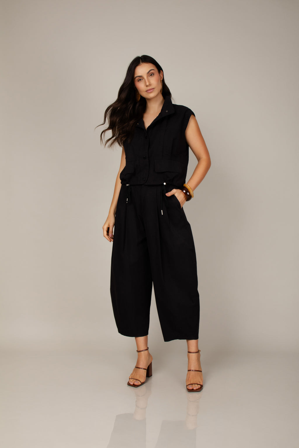 Calça barrel em sarja