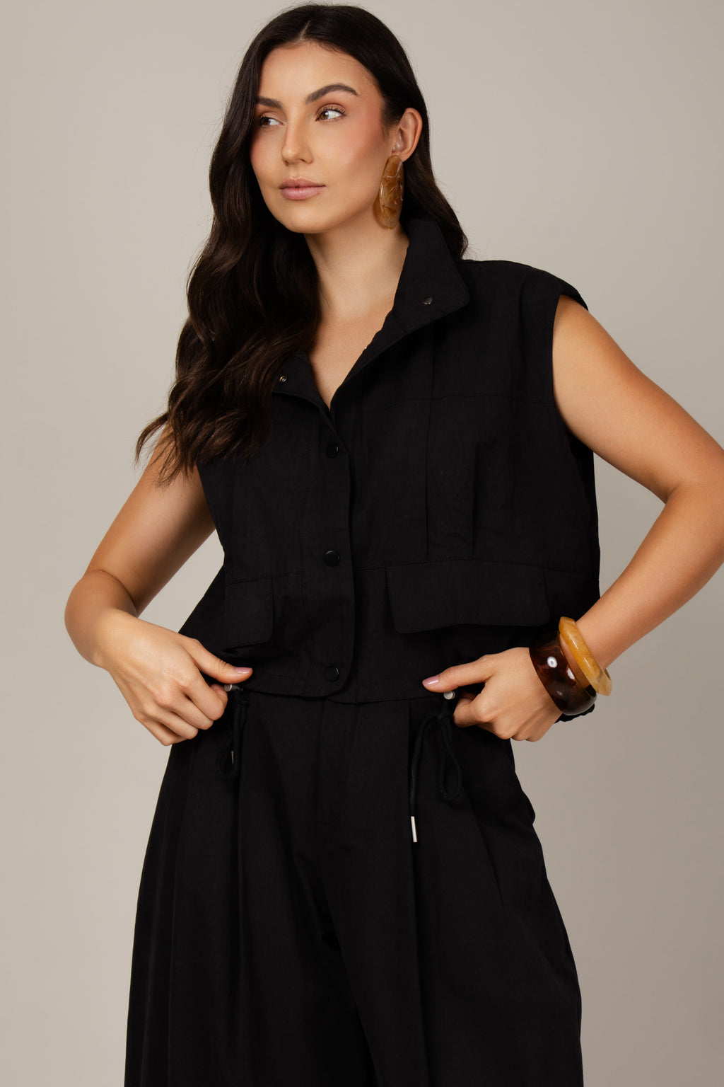 Colete estilo cargo em sarja