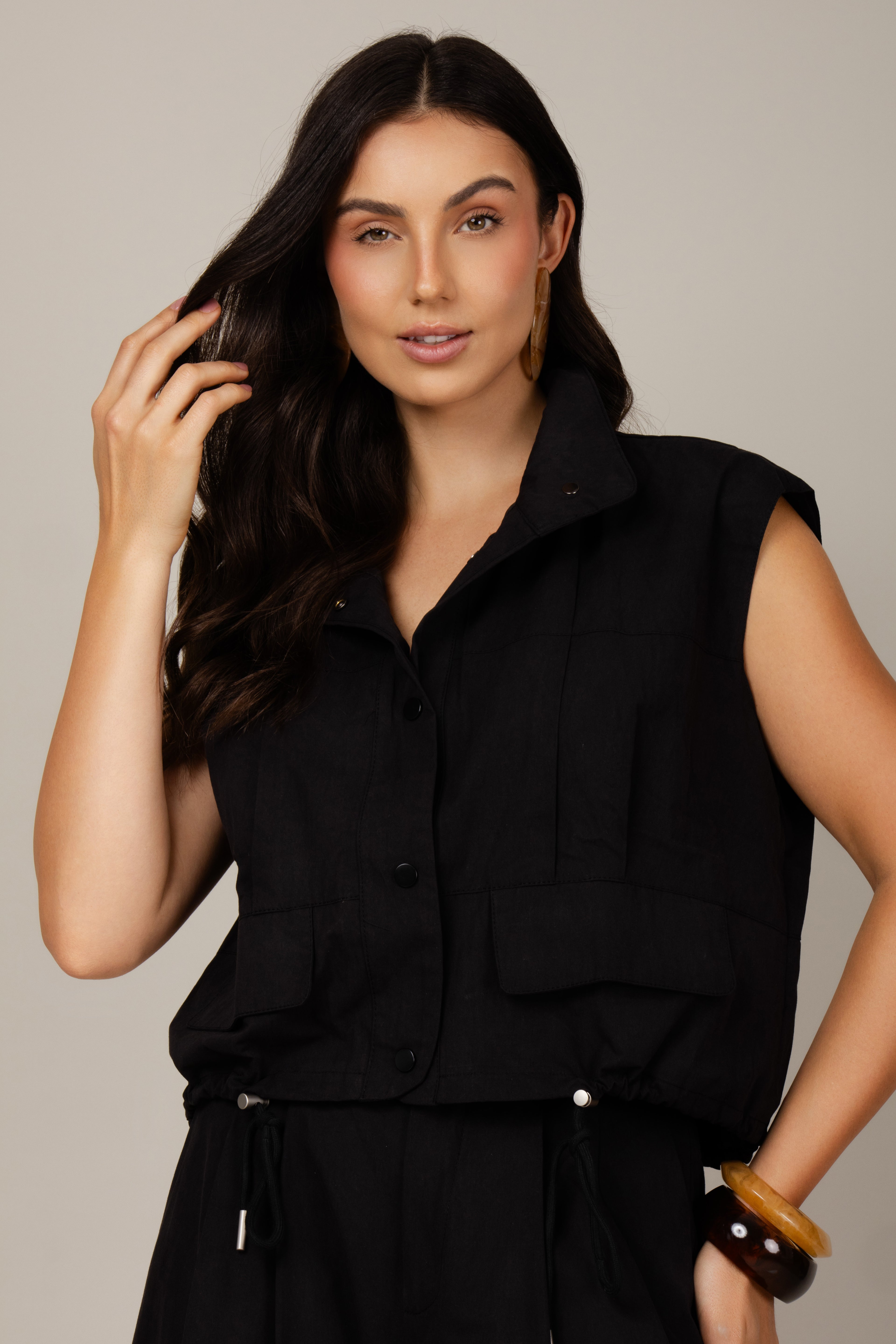 Colete estilo cargo em sarja