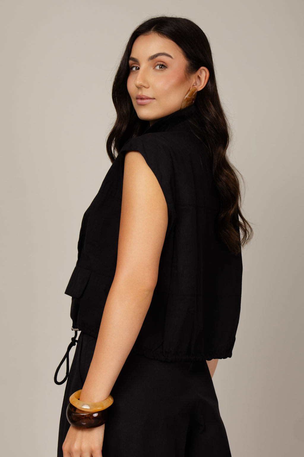 Colete estilo cargo em sarja