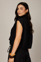 Colete estilo cargo em sarja