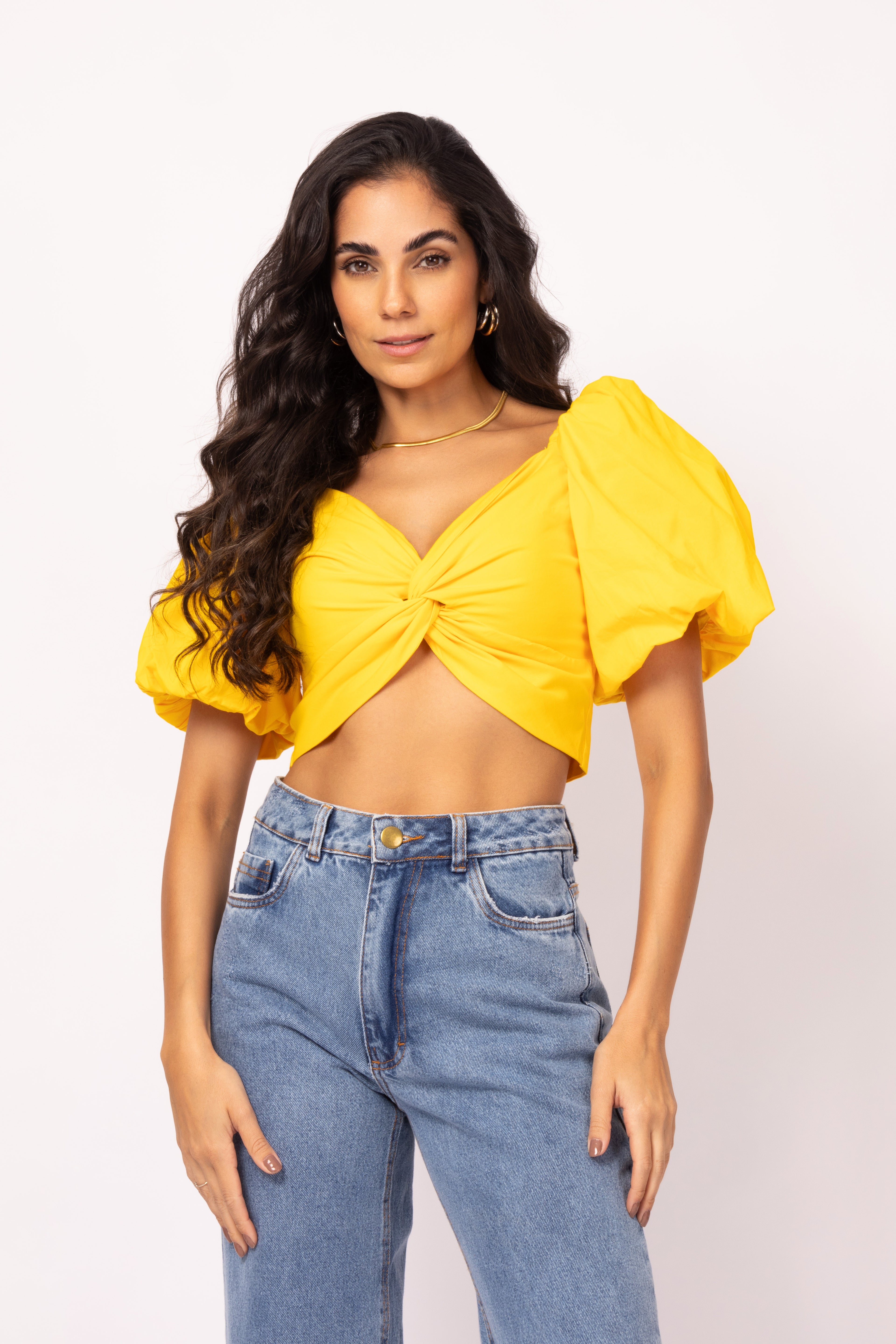 Top com nó e mangas bufantes