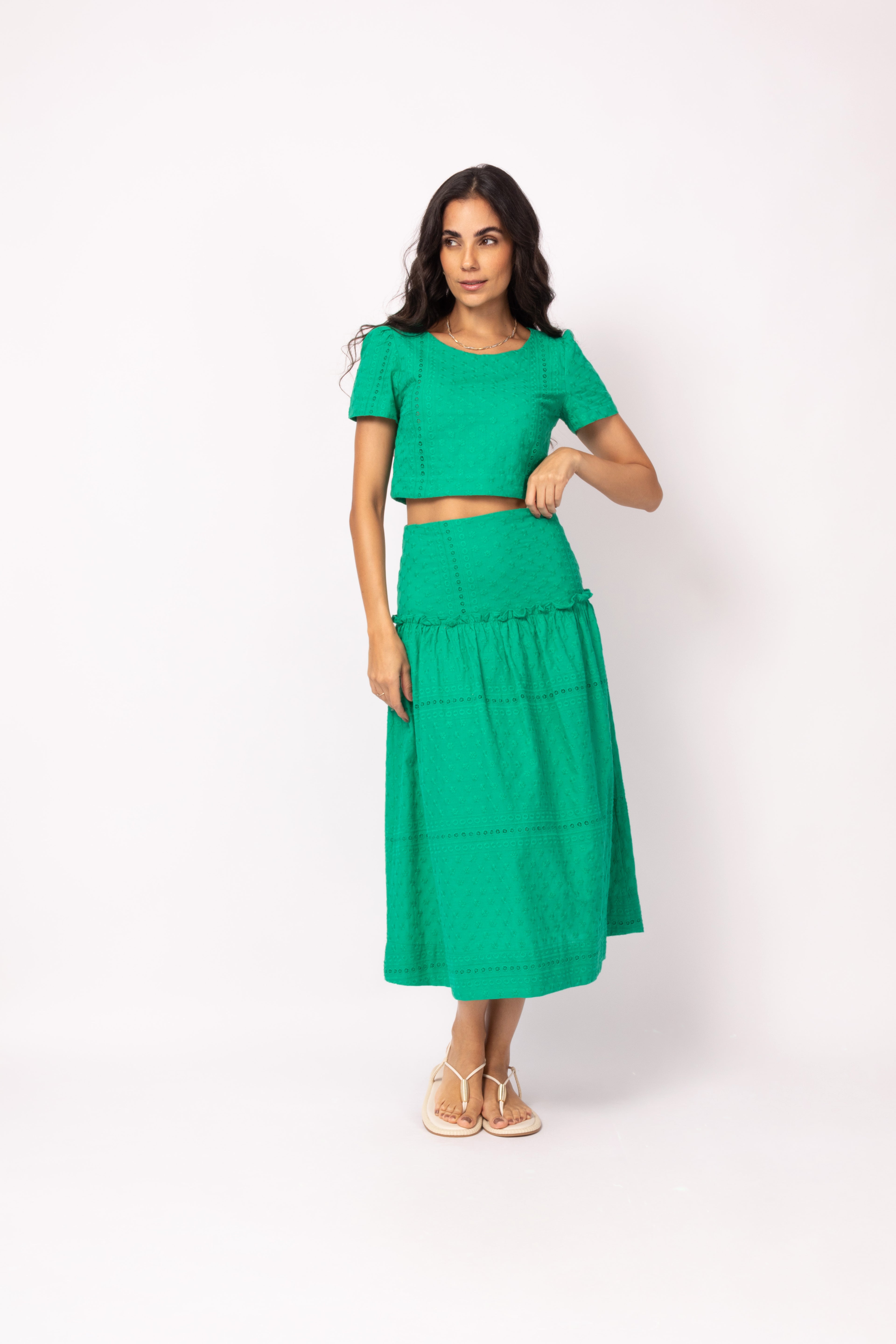 Conjunto de cropped e saia midi