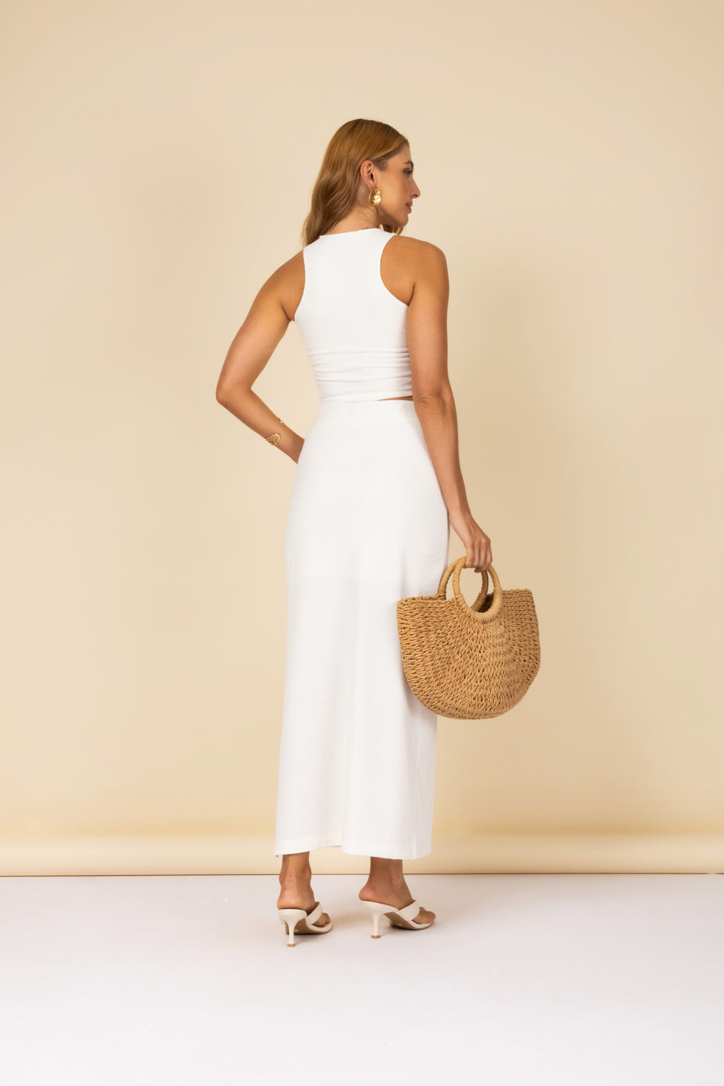 Conjunto canelado com cropped e saia longa com fenda