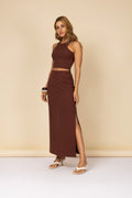 Conjunto canelado com cropped e saia longa com fenda