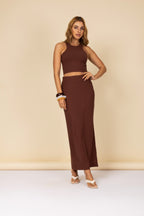 Conjunto canelado com cropped e saia longa com fenda