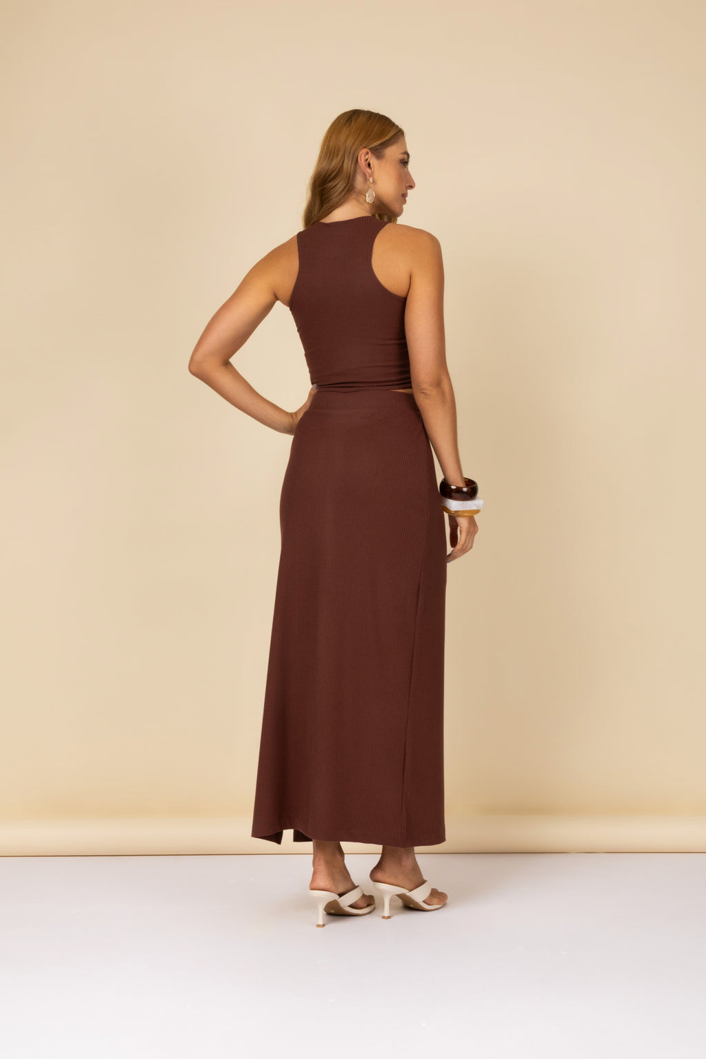 Conjunto canelado com cropped e saia longa com fenda