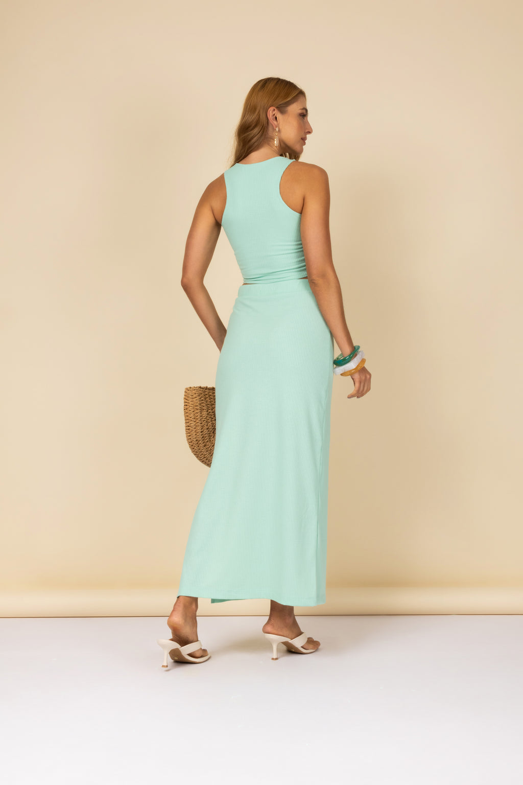 Conjunto canelado com cropped e saia longa com fenda
