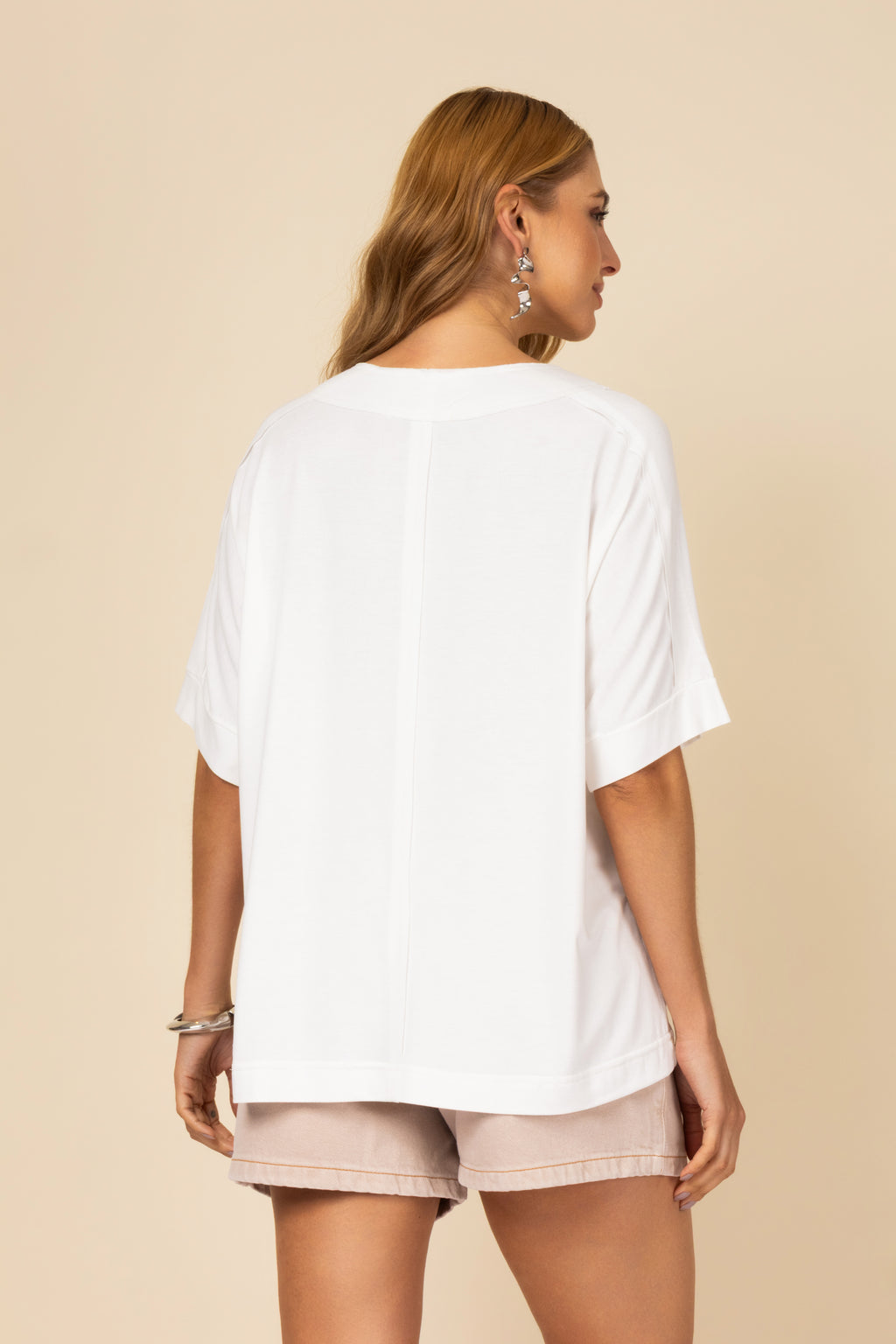 Camiseta básica com detalhe de bolso