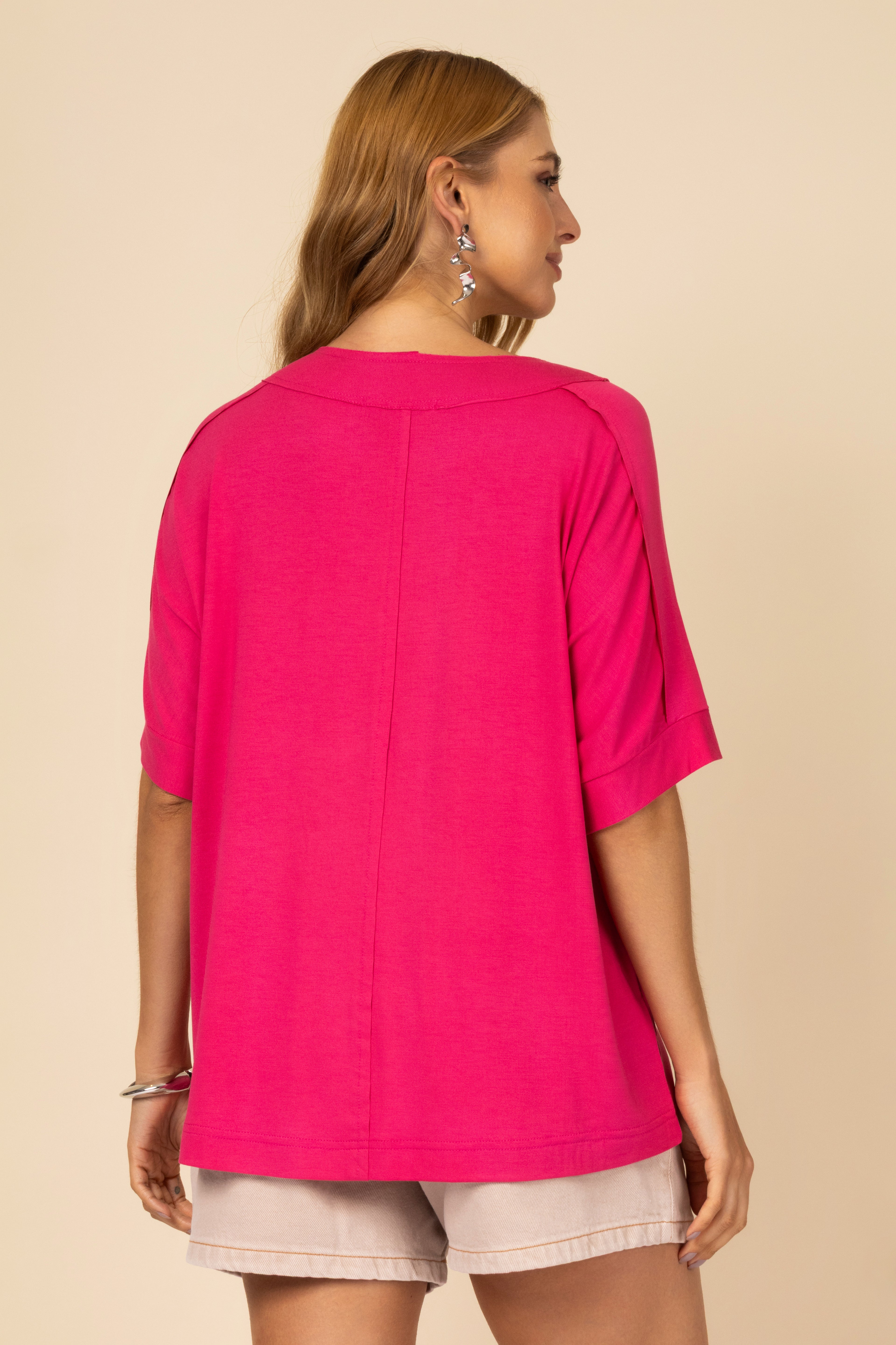 Camiseta básica com detalhe de bolso