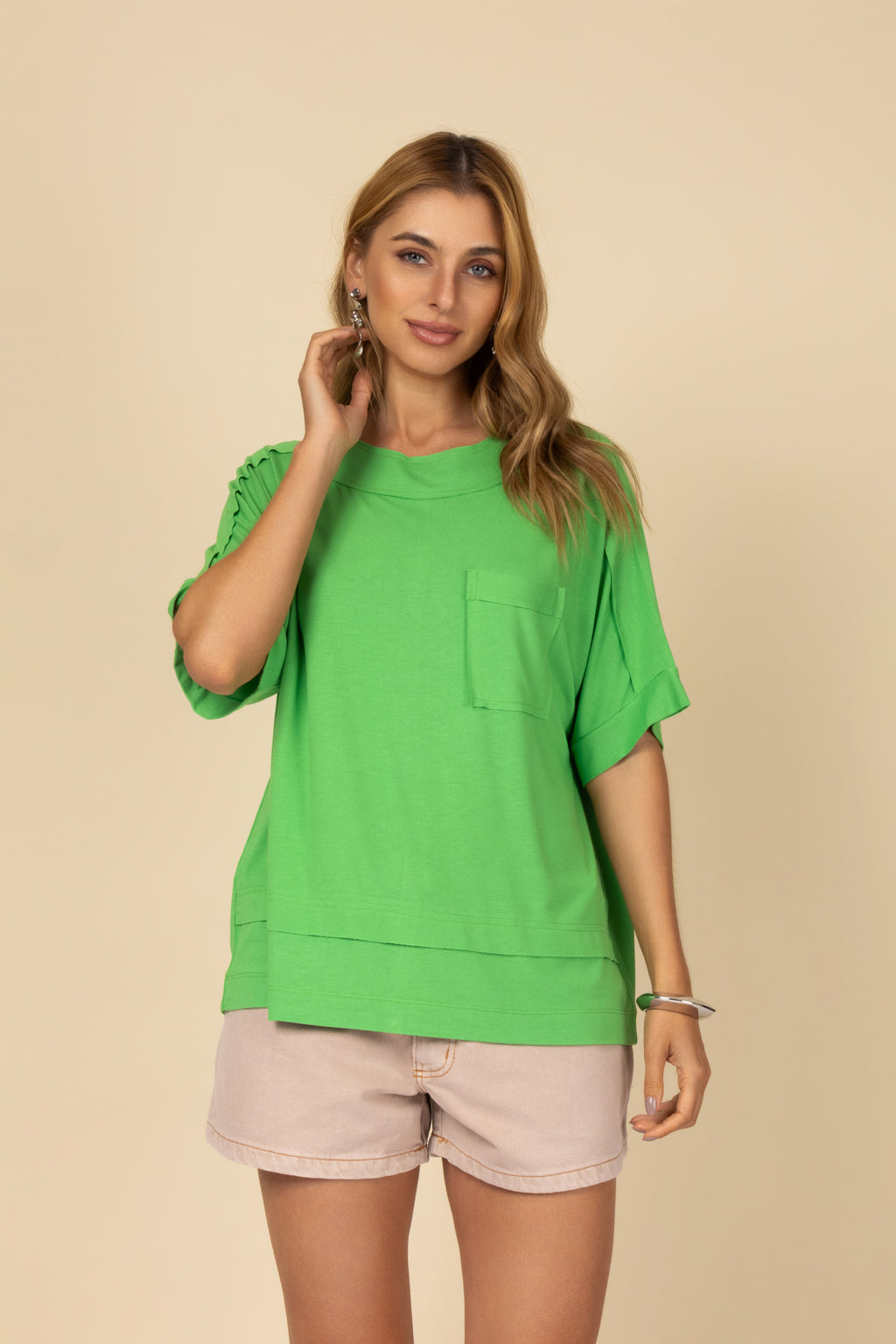 Camiseta básica com detalhe de bolso