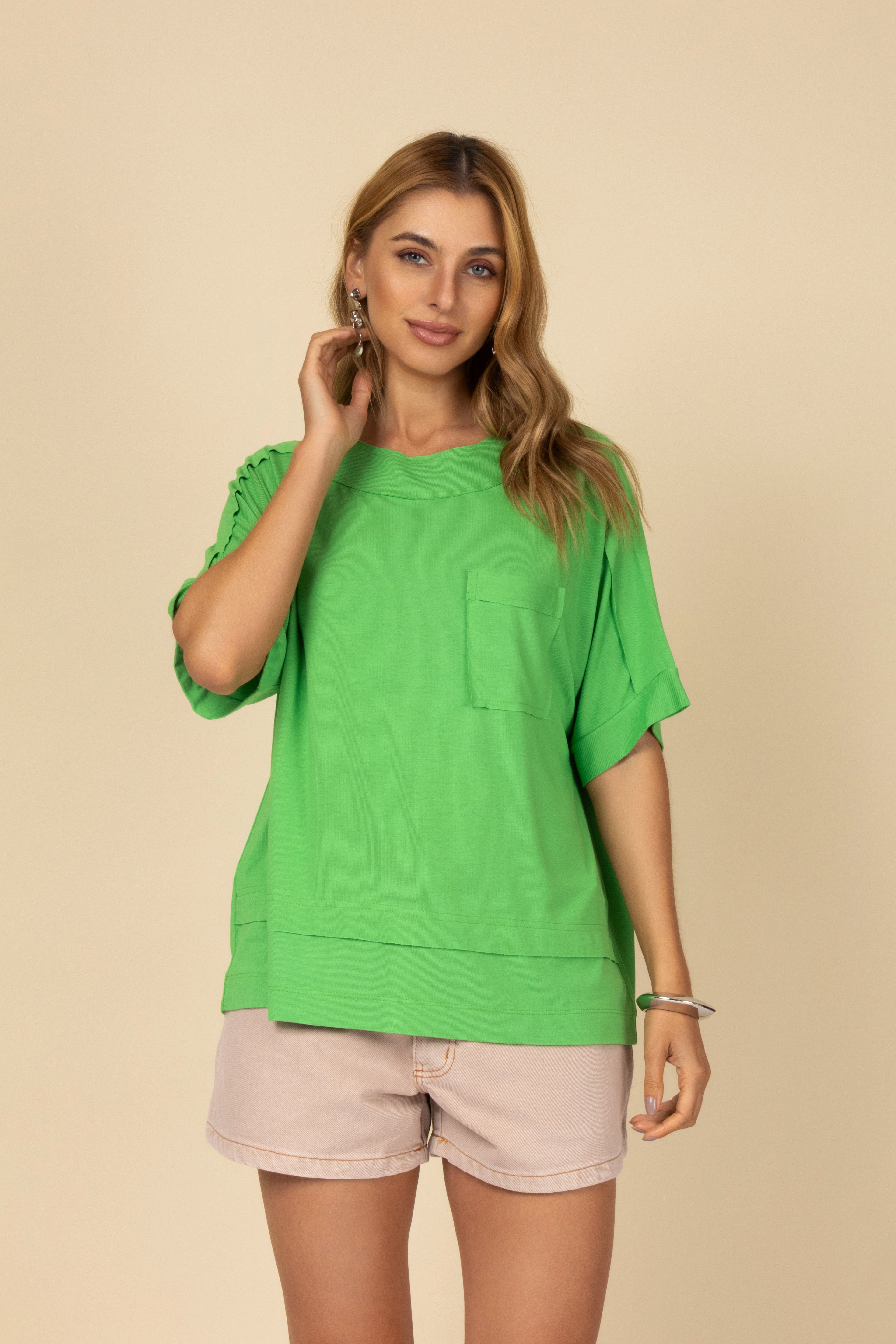 Camiseta básica com detalhe de bolso