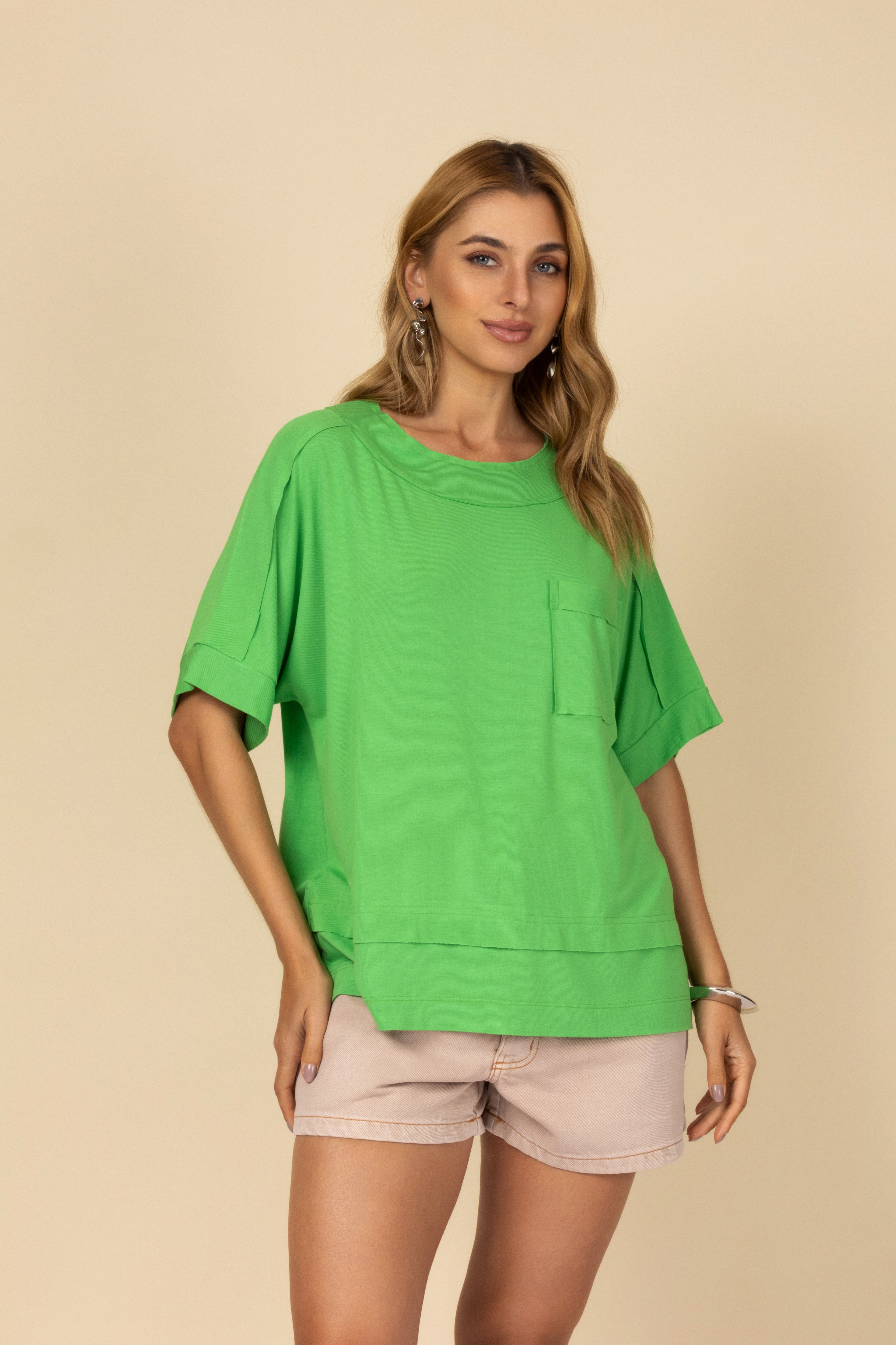 Camiseta básica com detalhe de bolso