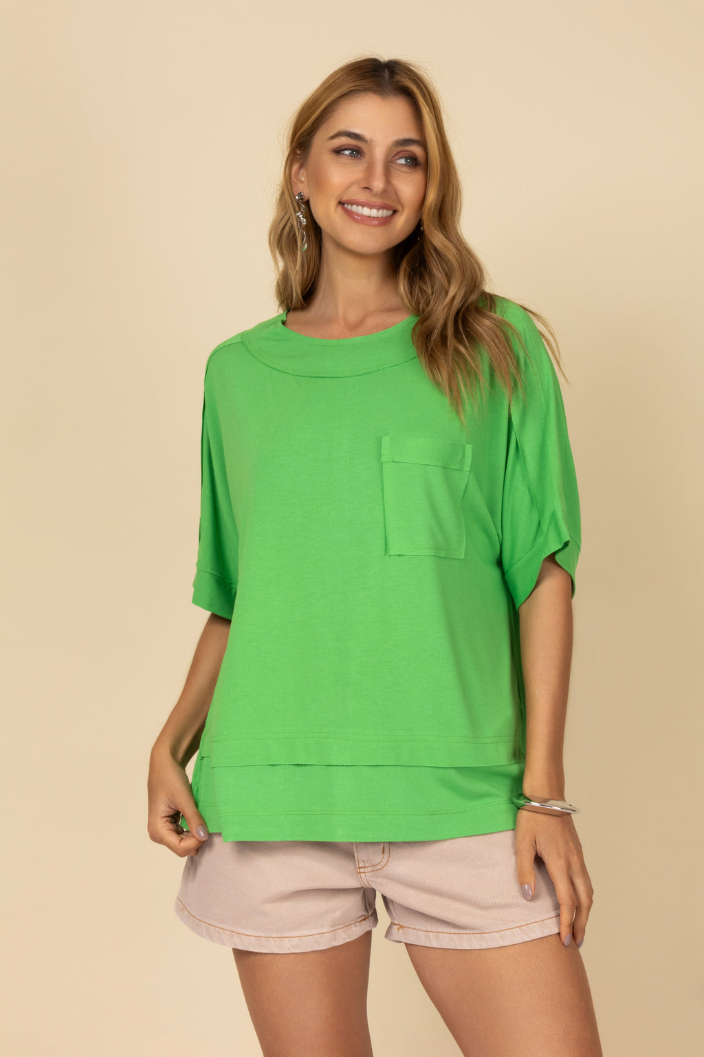 Camiseta básica com detalhe de bolso