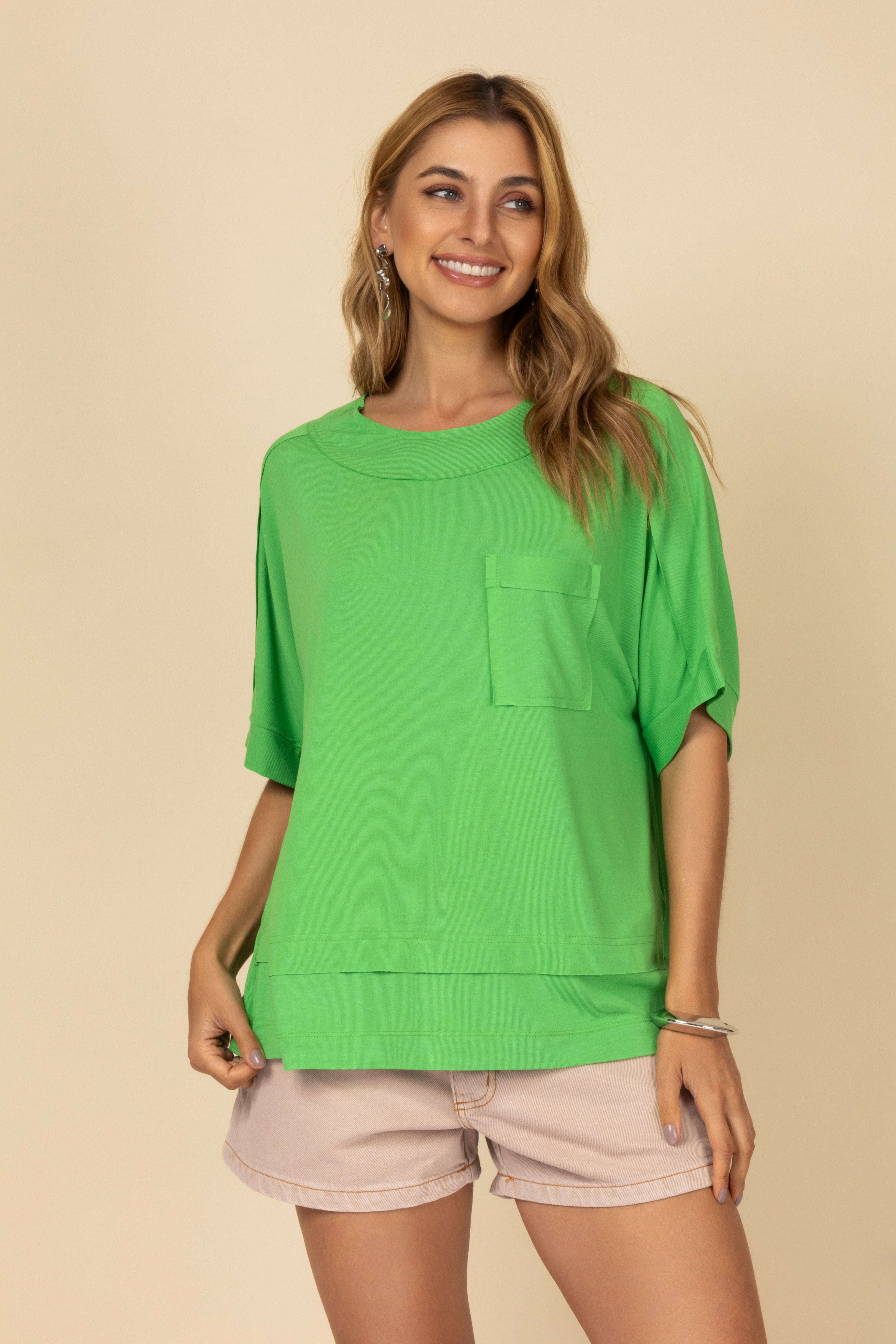 Camiseta básica com detalhe de bolso