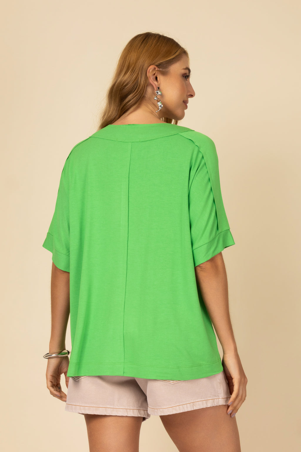 Camiseta básica com detalhe de bolso