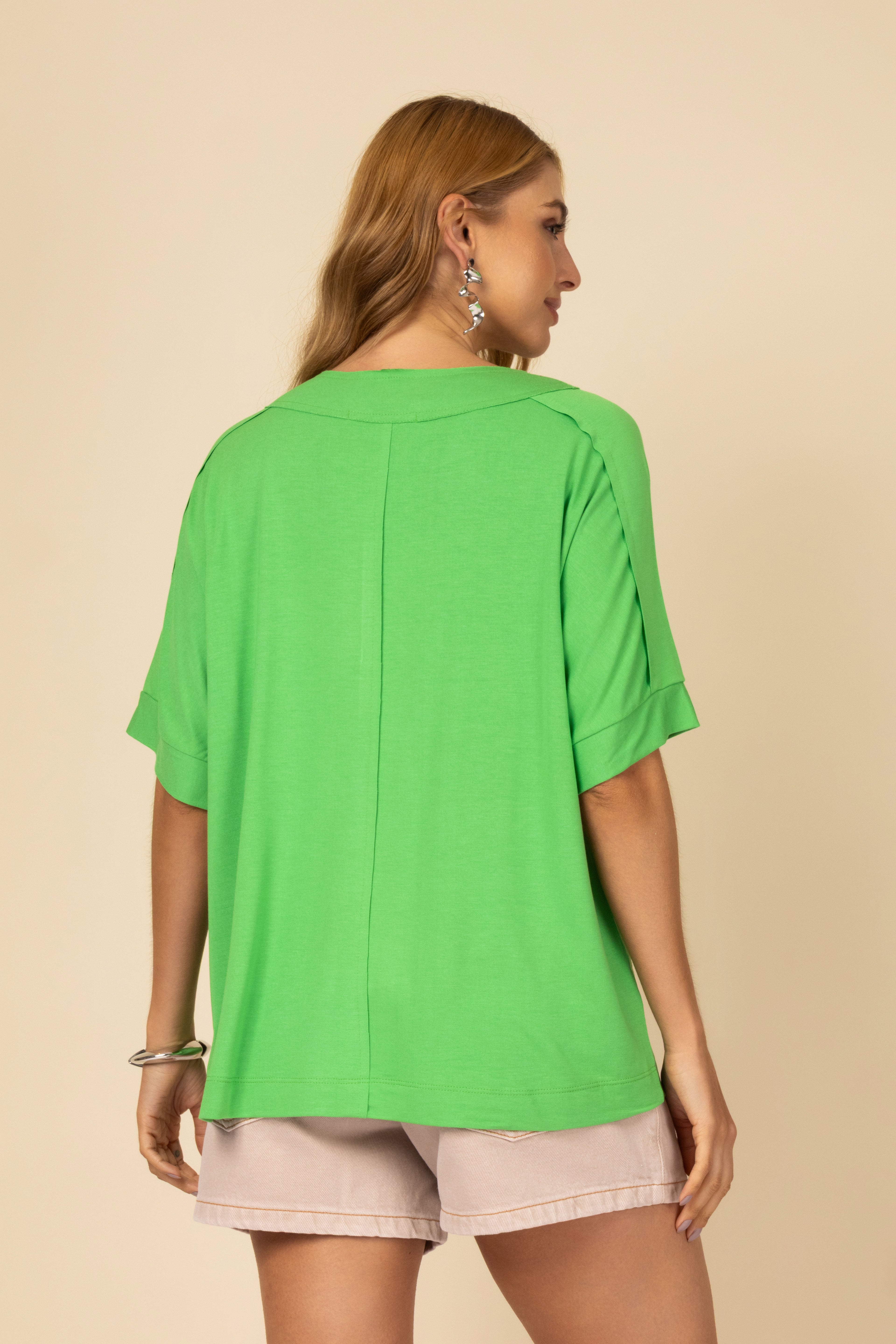 Camiseta básica com detalhe de bolso