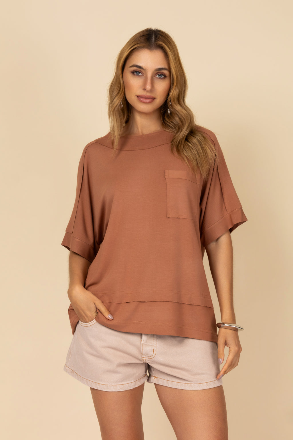 Camiseta básica com detalhe de bolso