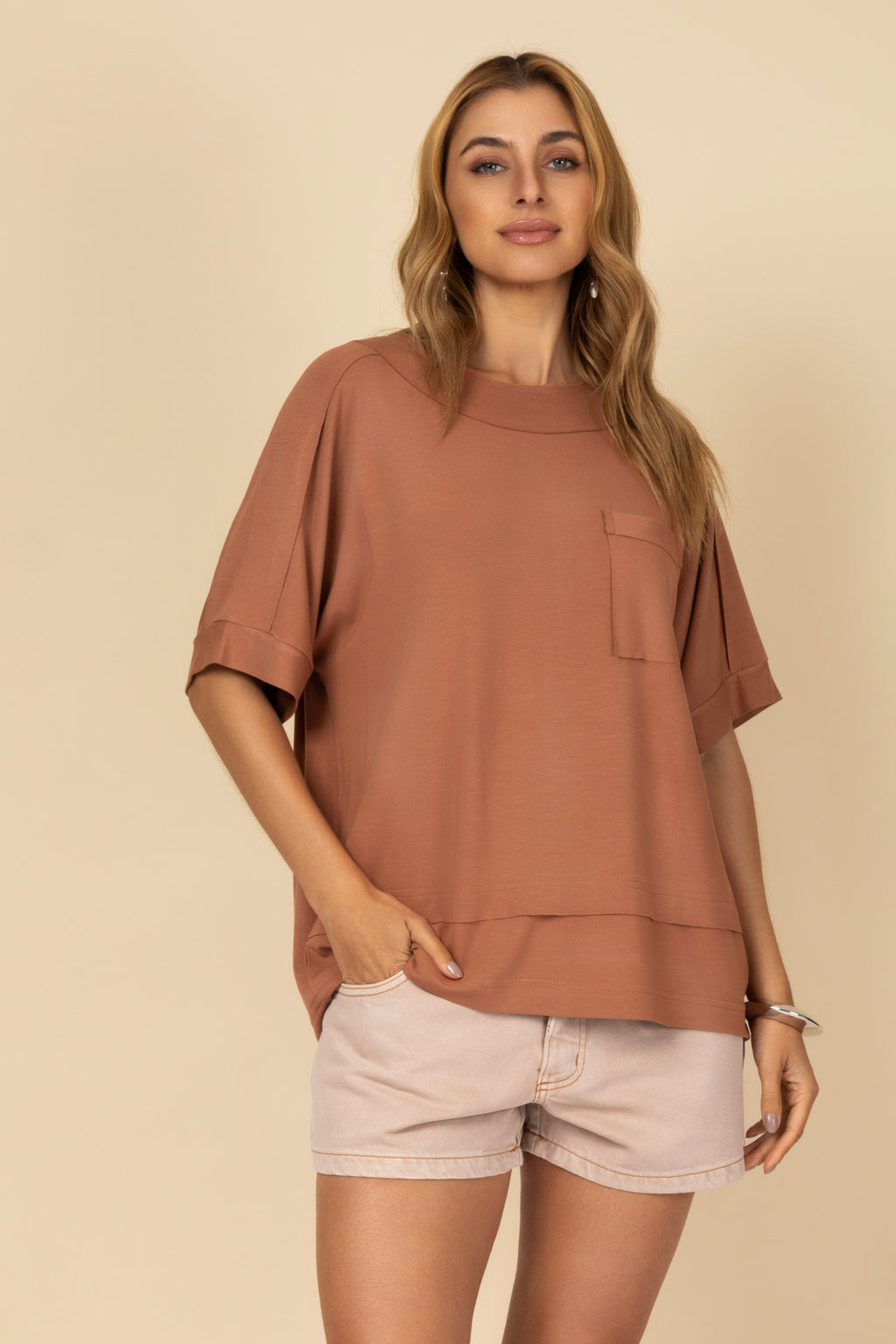 Camiseta básica com detalhe de bolso