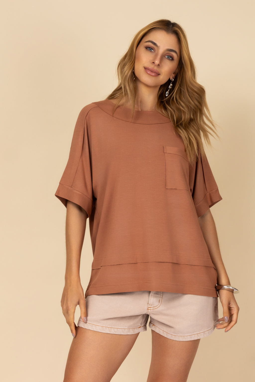 Camiseta básica com detalhe de bolso