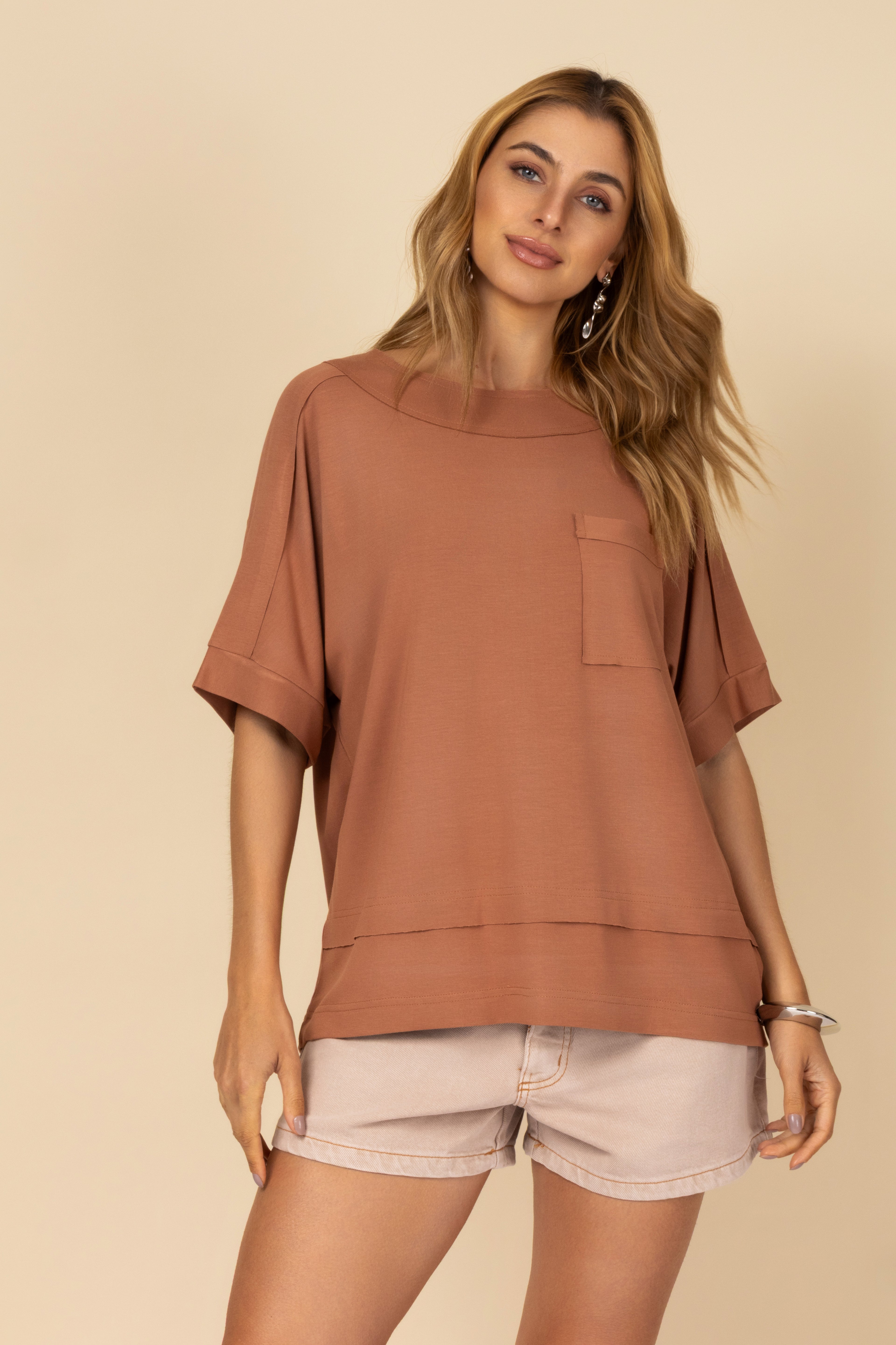 Camiseta básica com detalhe de bolso