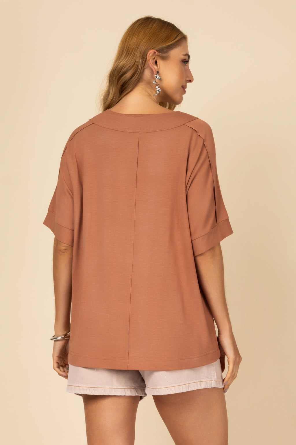 Camiseta básica com detalhe de bolso