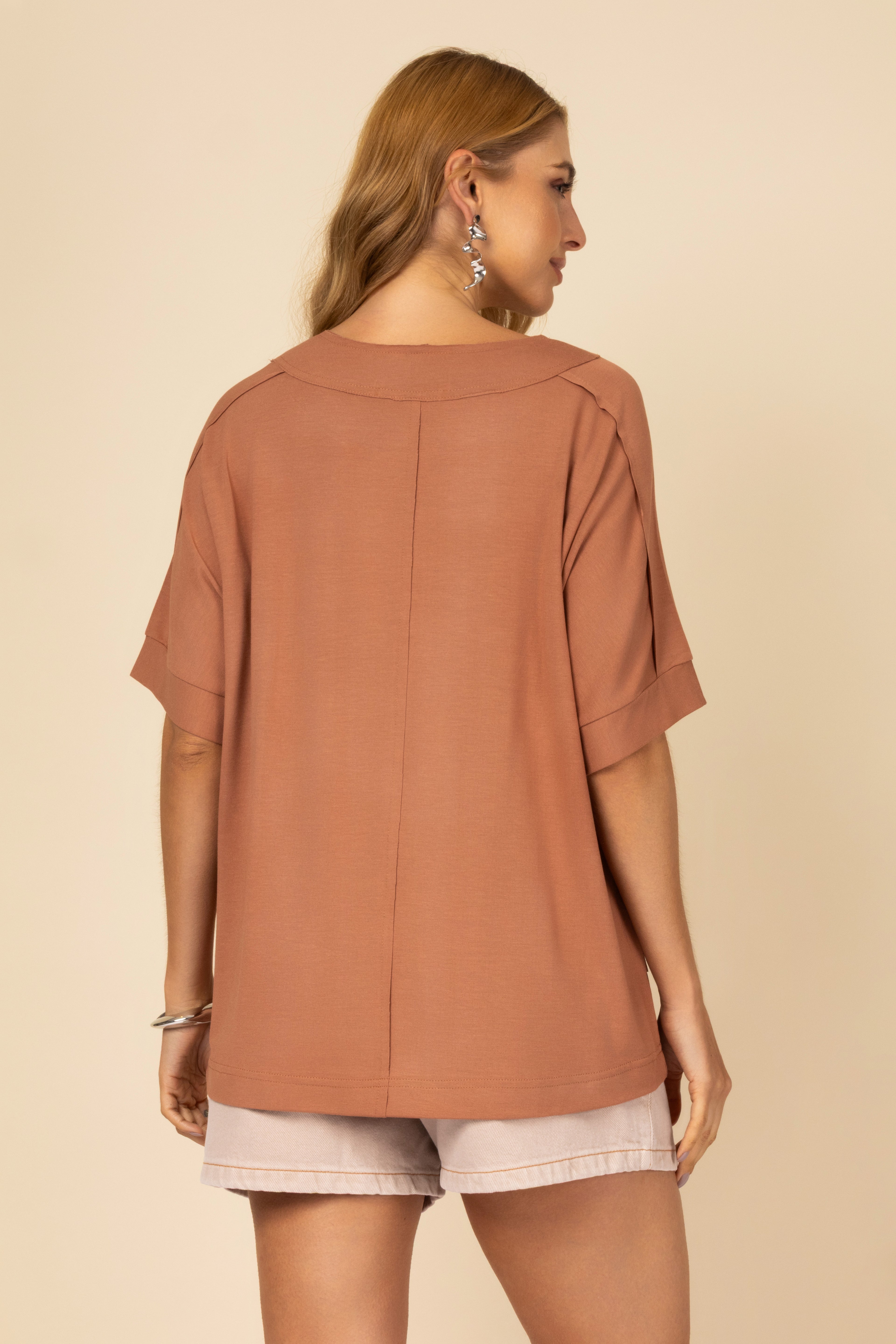 Camiseta básica com detalhe de bolso