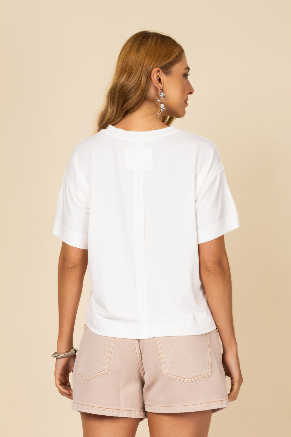 Blusa básica com detalhe de pesponto