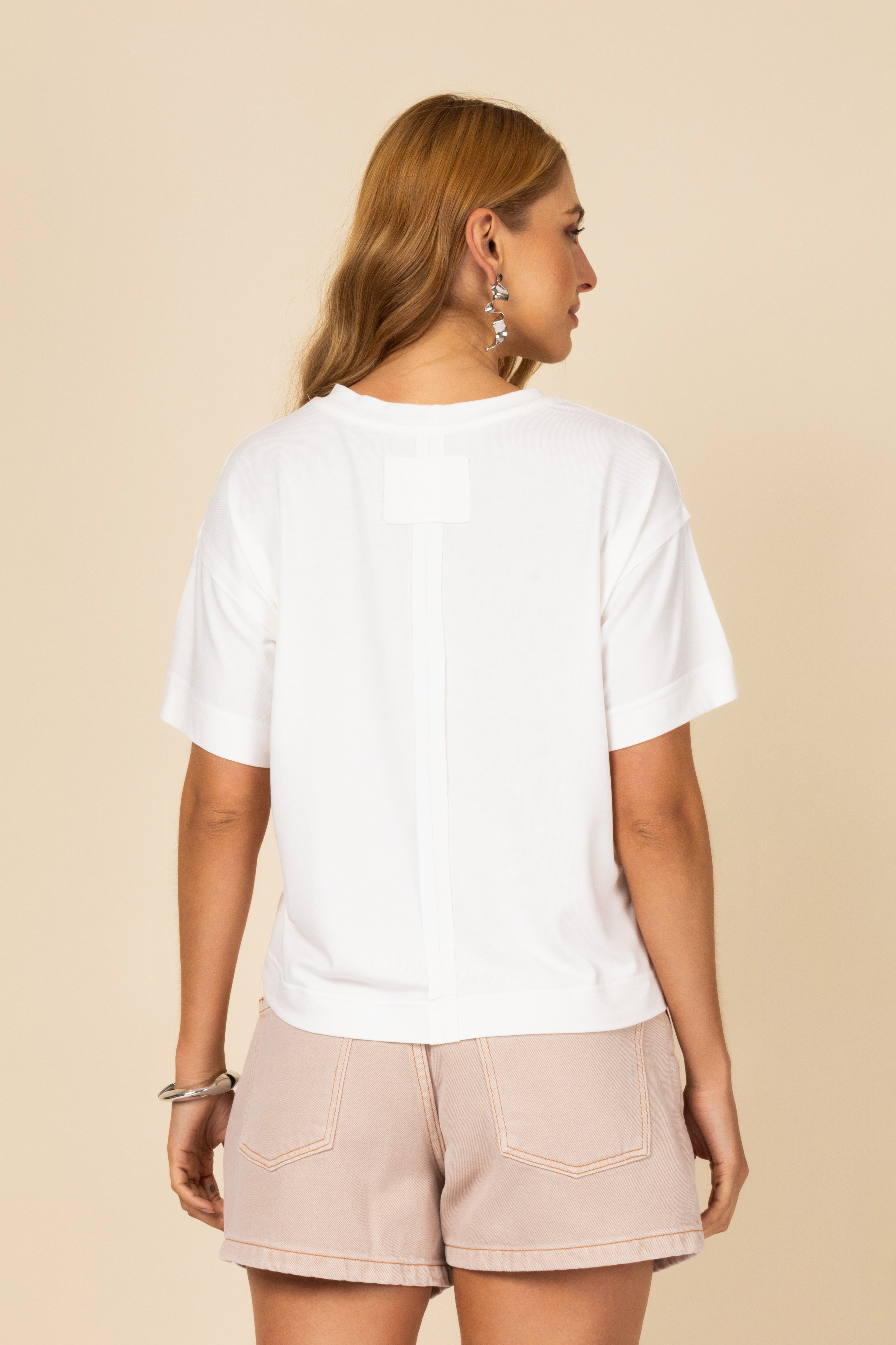 Blusa básica com detalhe de pesponto