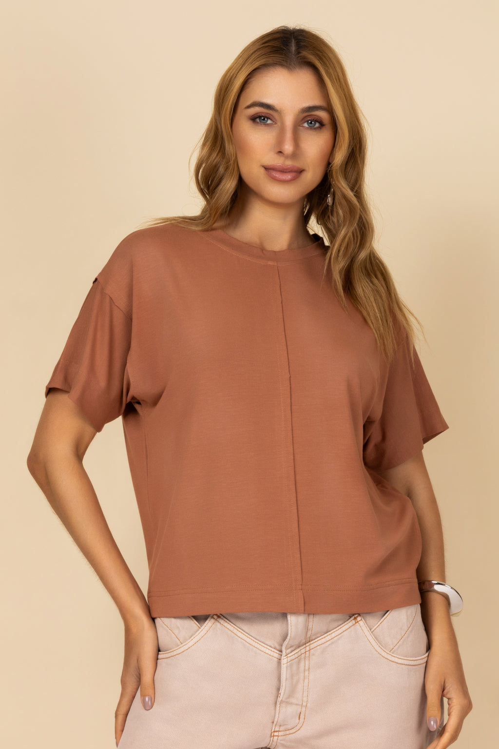 Blusa básica com detalhe de pesponto