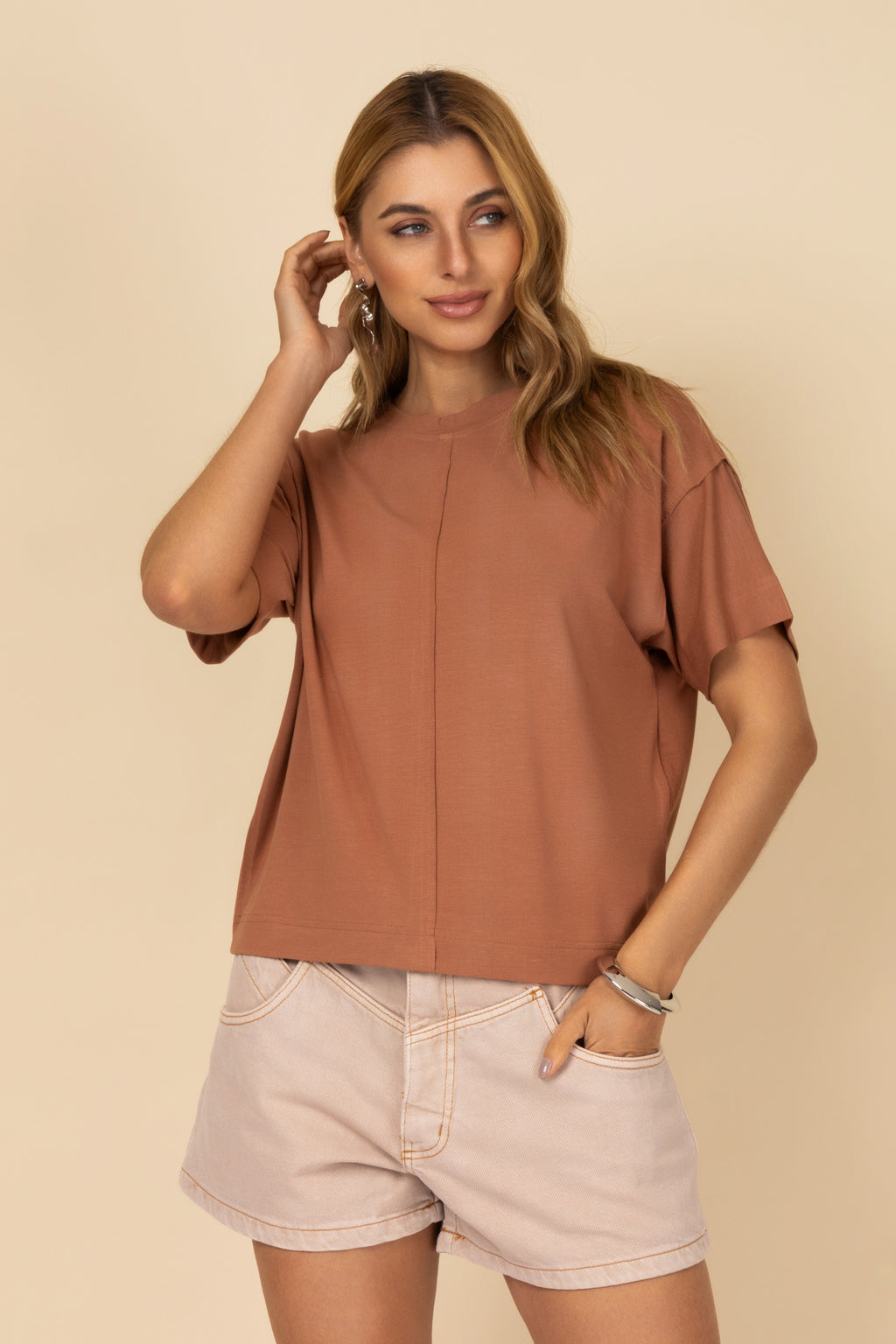 Blusa básica com detalhe de pesponto