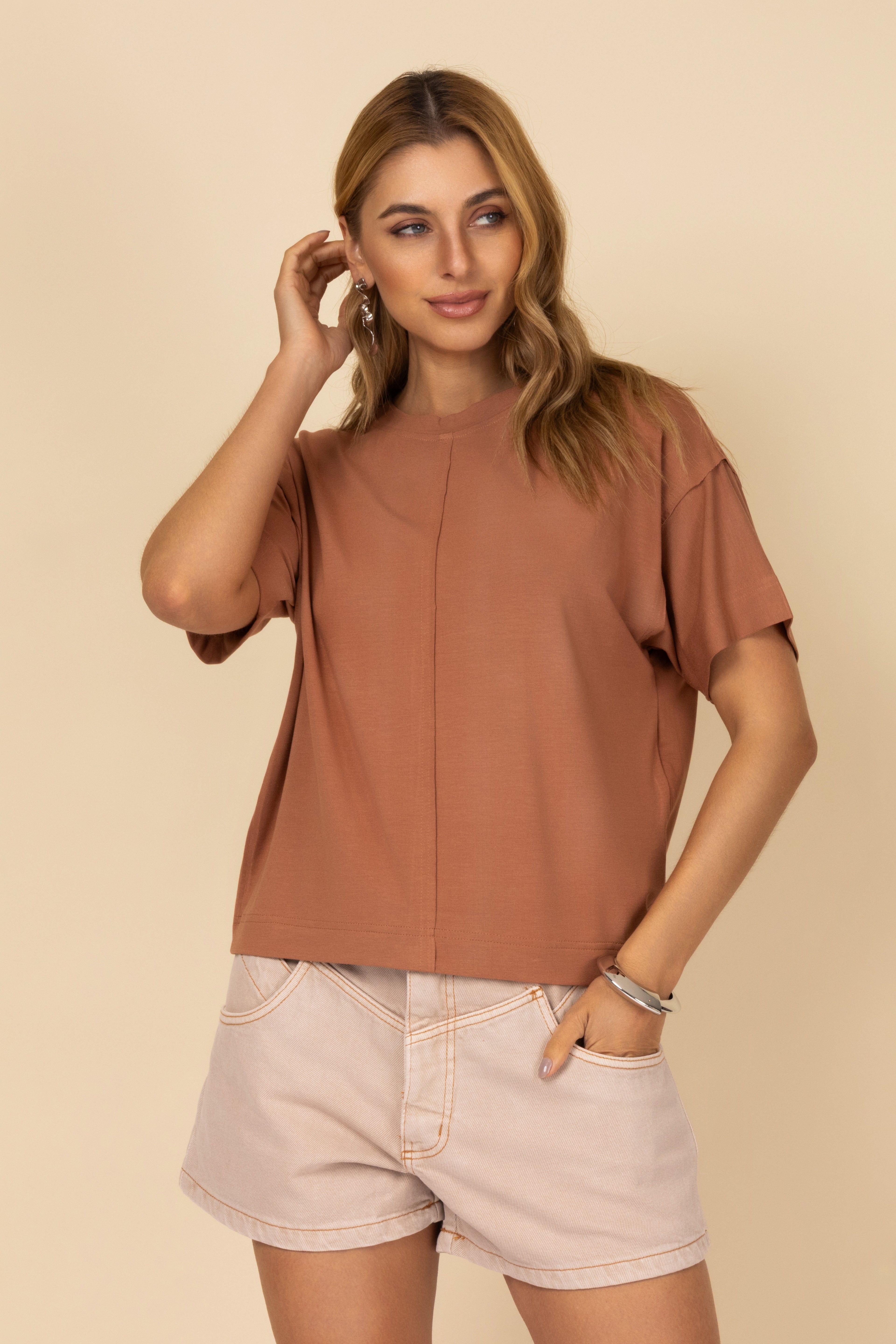 Blusa básica com detalhe de pesponto
