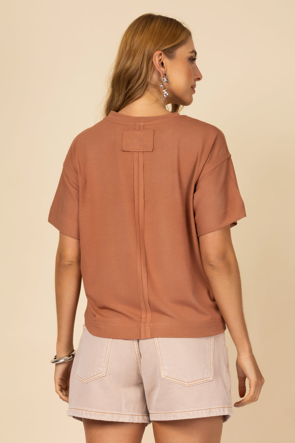 Blusa básica com detalhe de pesponto