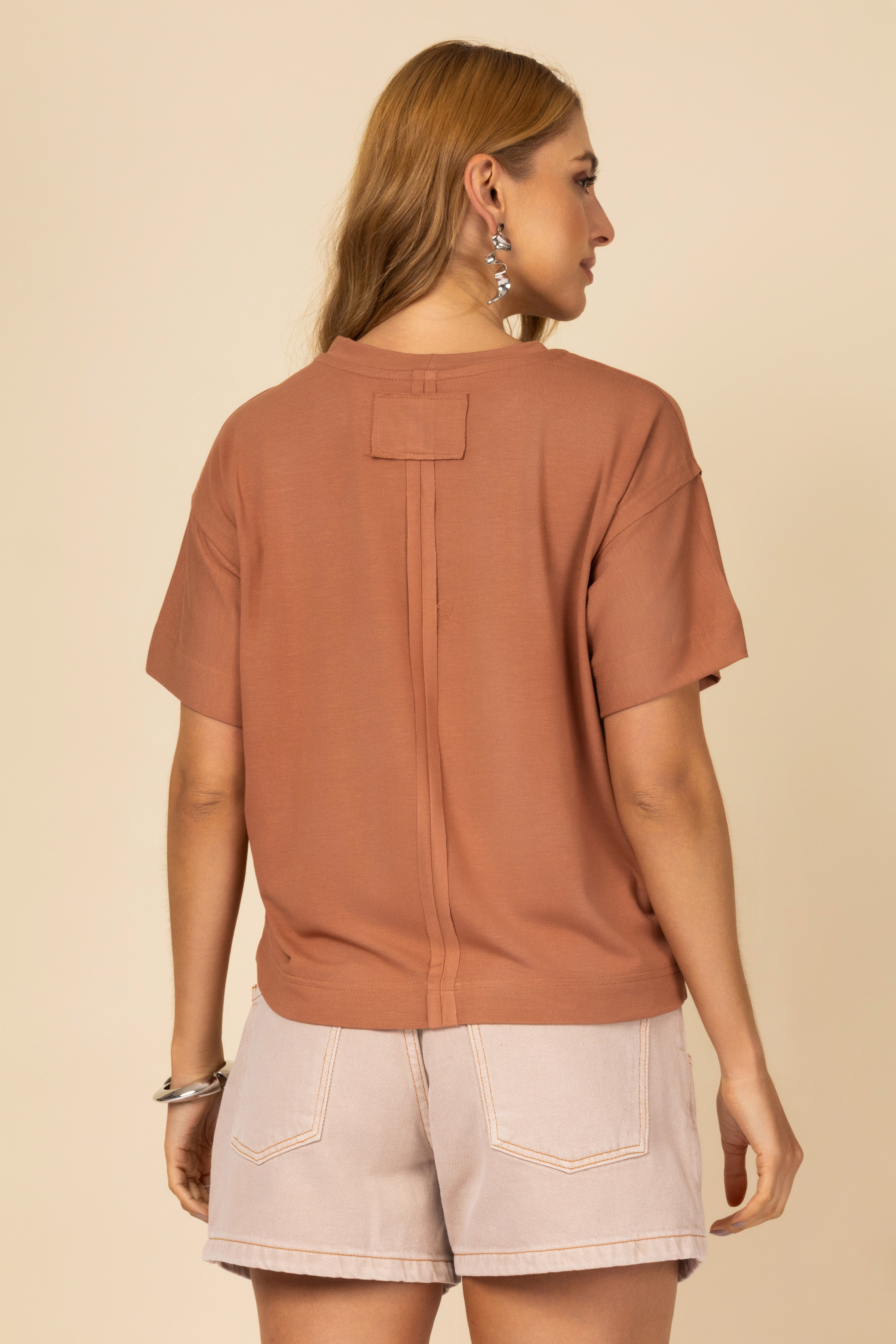 Blusa básica com detalhe de pesponto