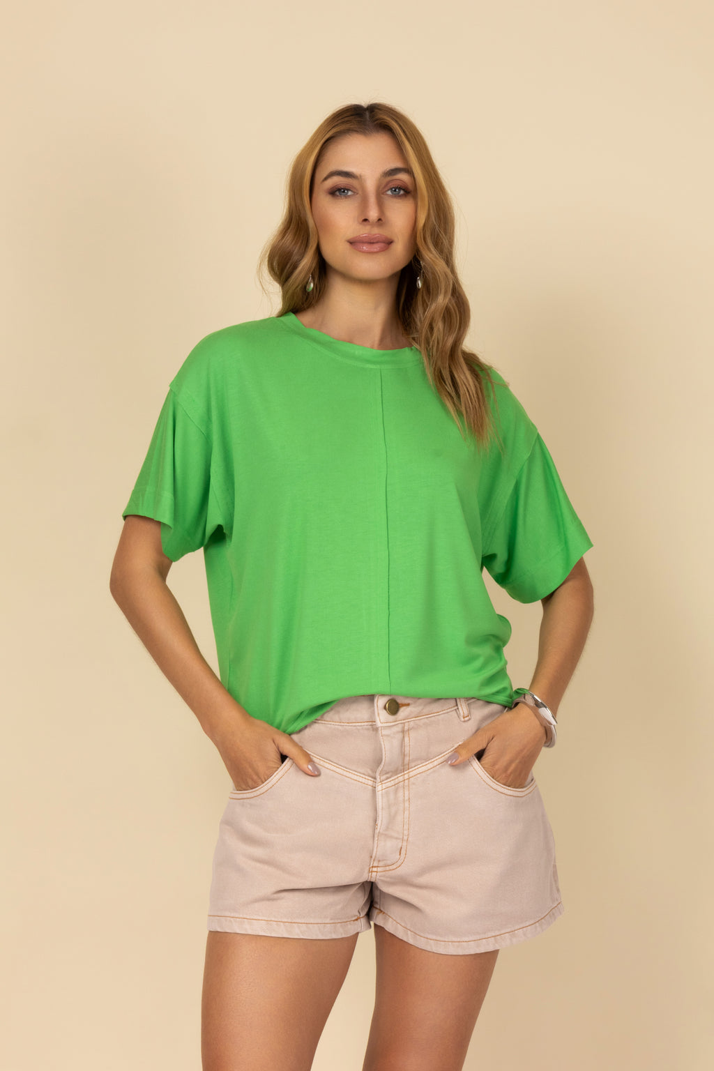 Blusa básica com detalhe de pesponto