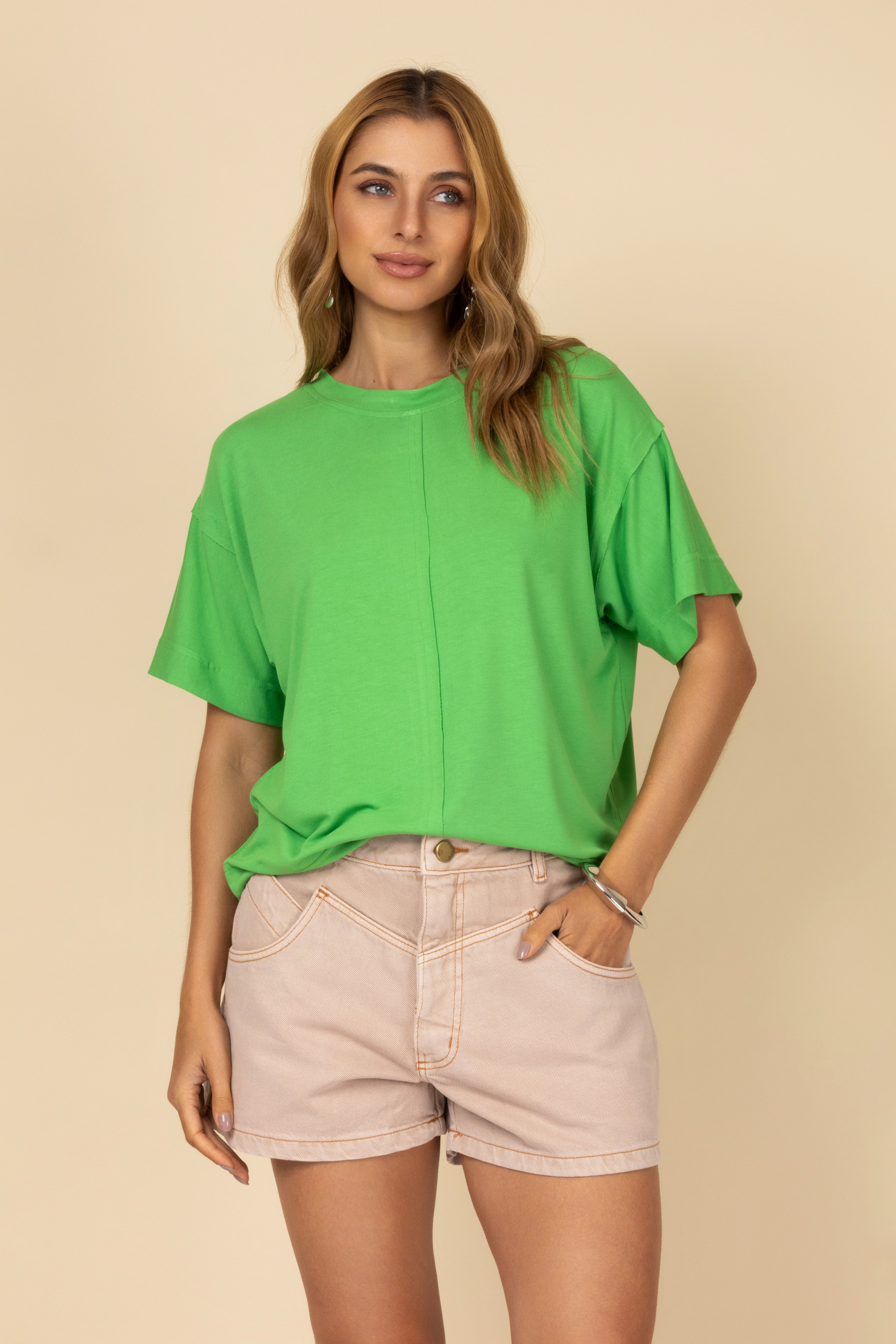 Blusa básica com detalhe de pesponto