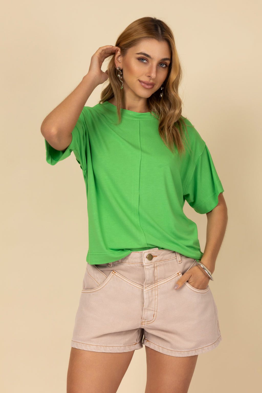 Blusa básica com detalhe de pesponto