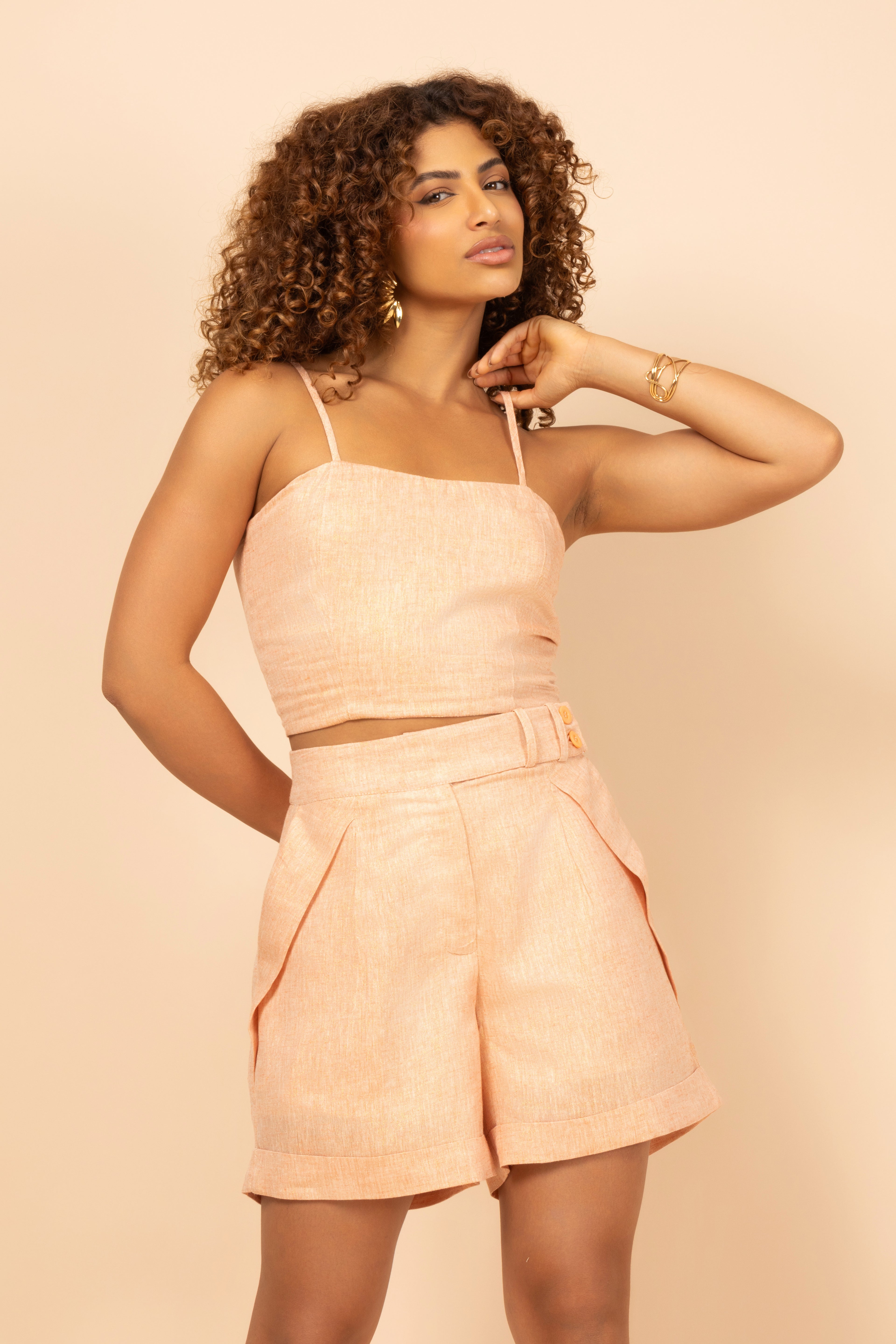 Conjunto de top de alça e shorts