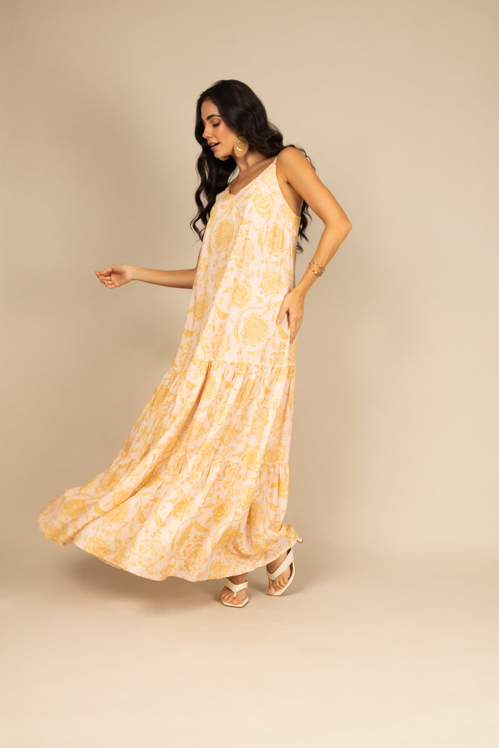 Vestido Longo Floral em Camadas