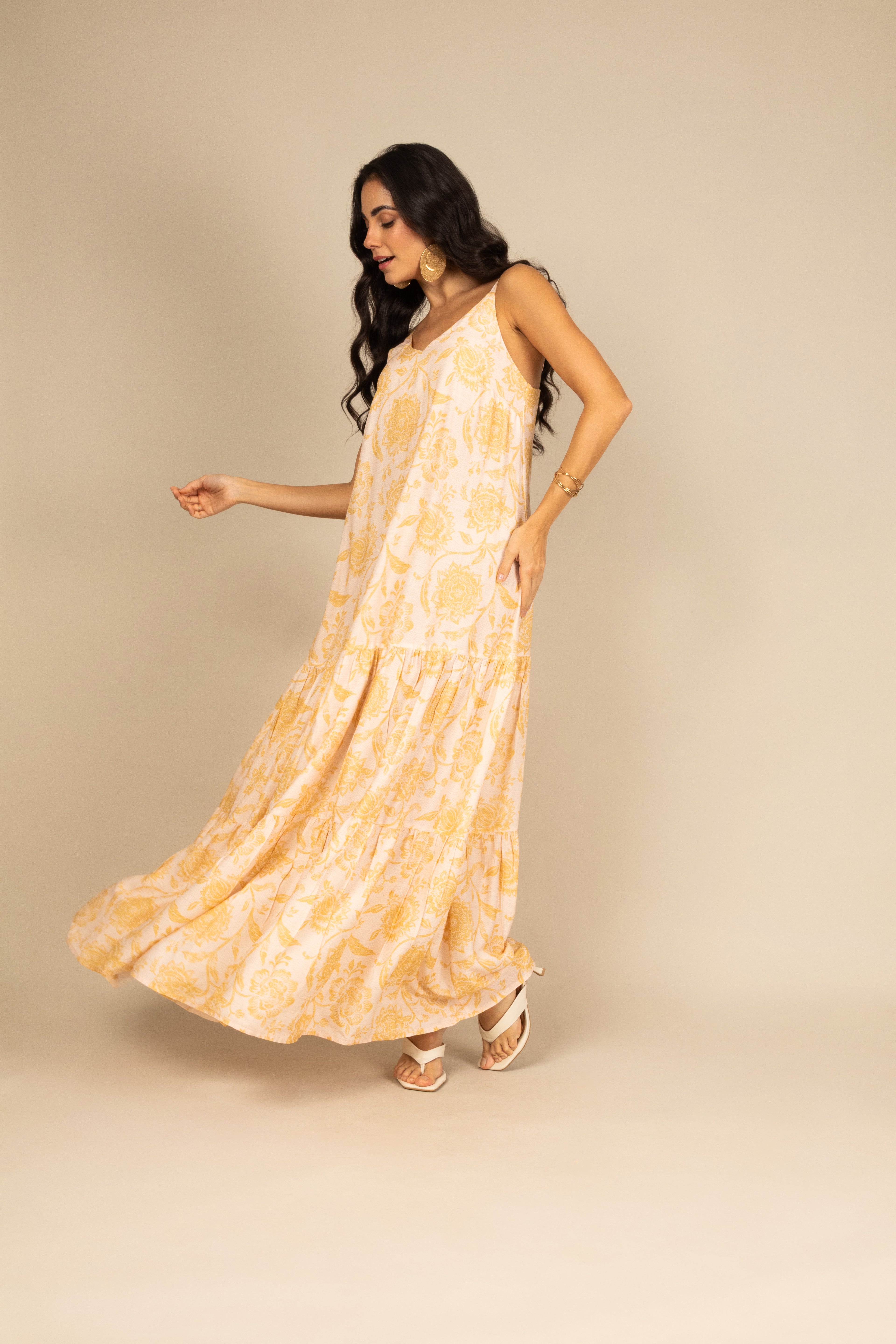 Vestido Longo Floral em Camadas