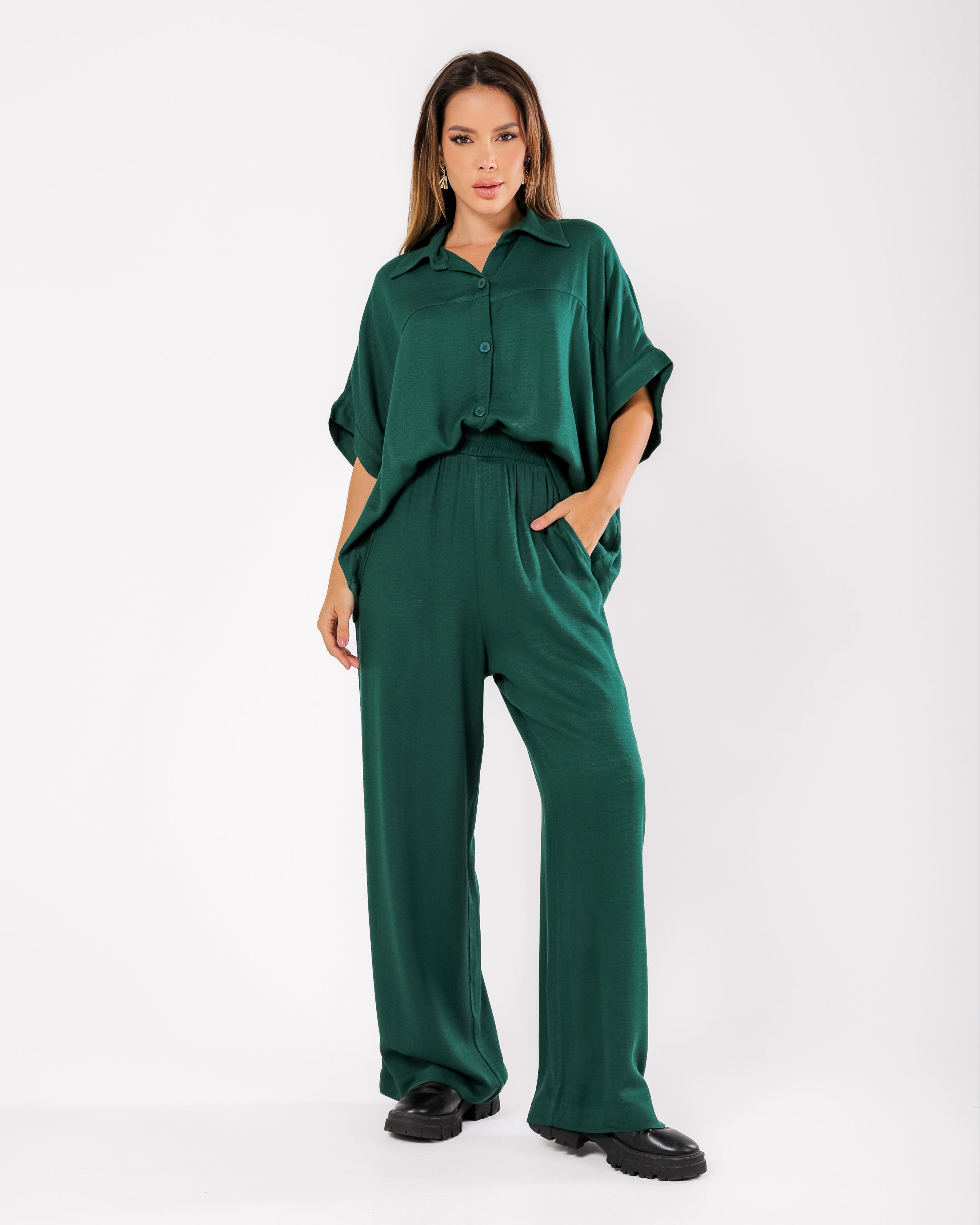 Calça pantalona em viscose maquinetada