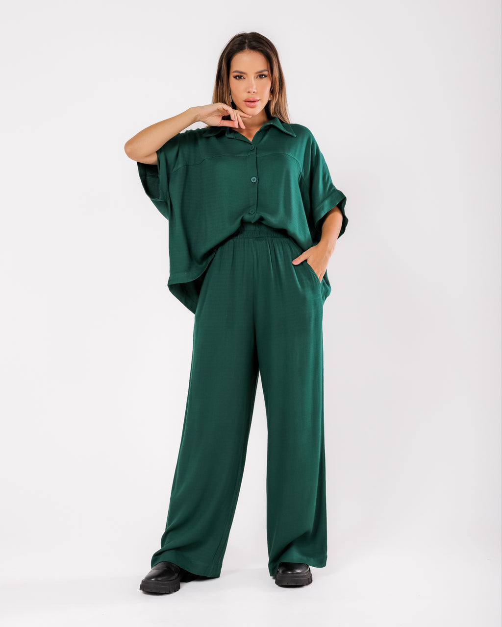 Calça pantalona em viscose maquinetada