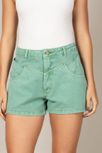 Short jeans reto com detalhes