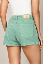 Short jeans reto com detalhes