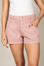 Short jeans reto com detalhes