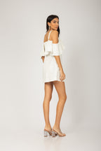 Vestido curto com alças e babado