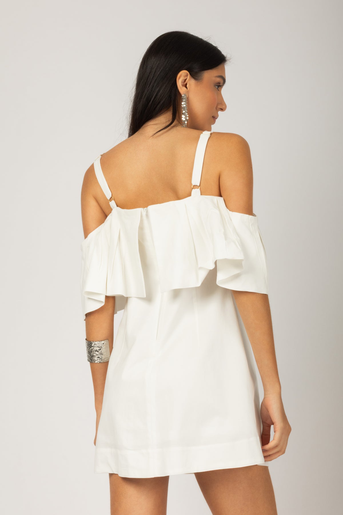 Vestido curto com alças e babado