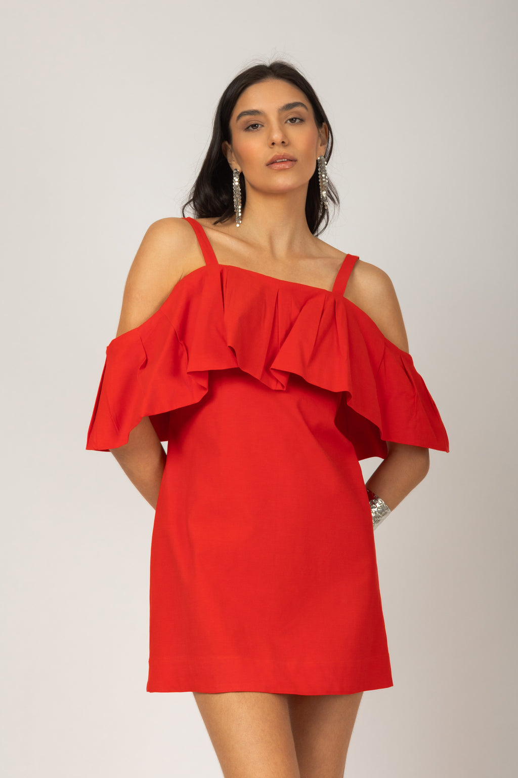 Vestido curto com alças e babado